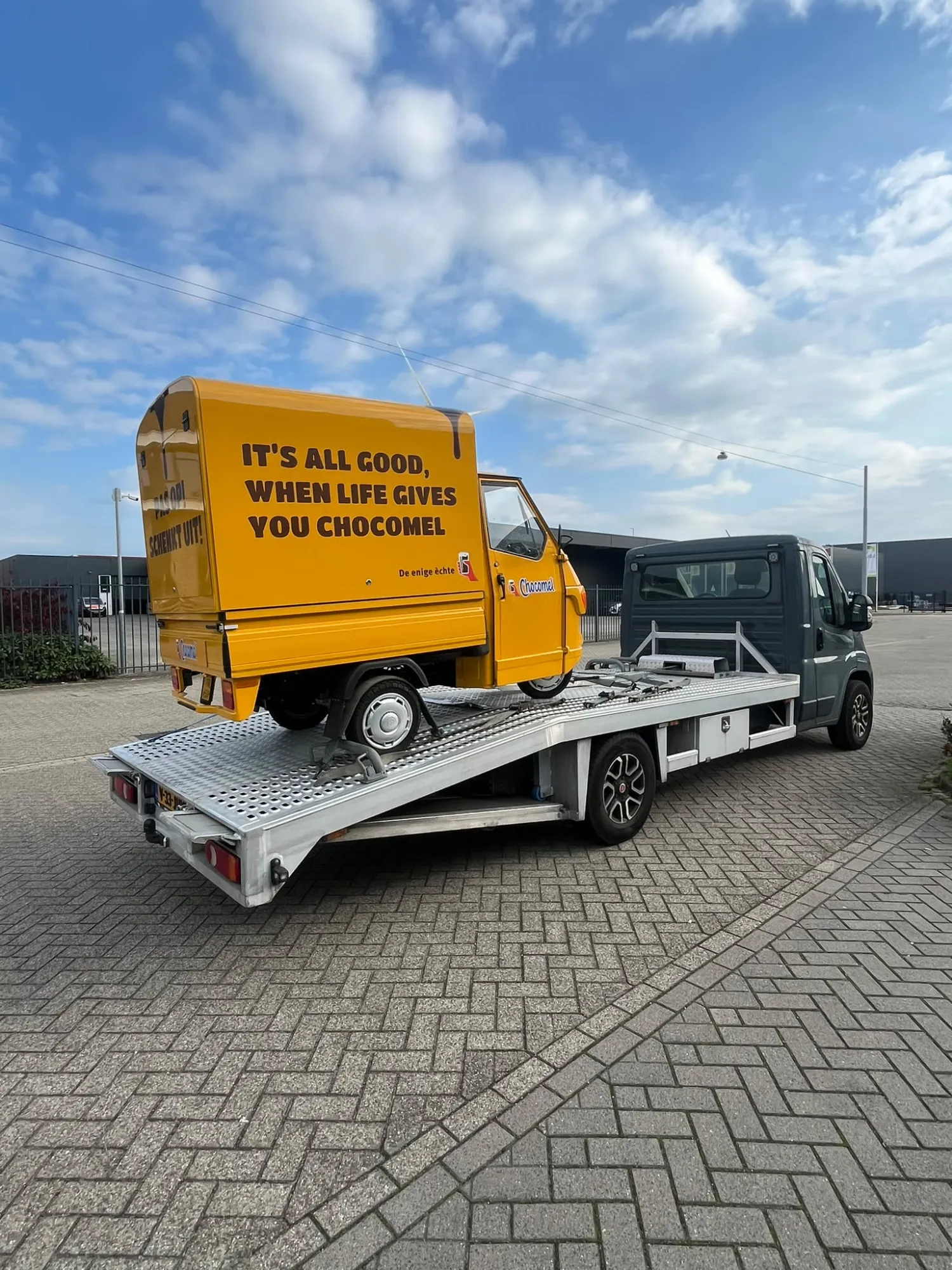 Chocomel promotiewagen op de oprijwagen van Snel Autotransport
